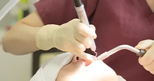 歯の治療を行っている様子