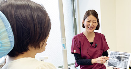 患者に対し丁寧にカウンセリングを行っている様子