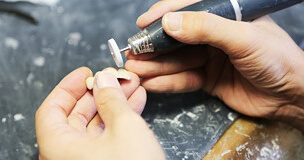 院内技工で補綴物を作っている様子
