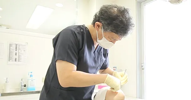 院内技工で補綴物を作っている様子